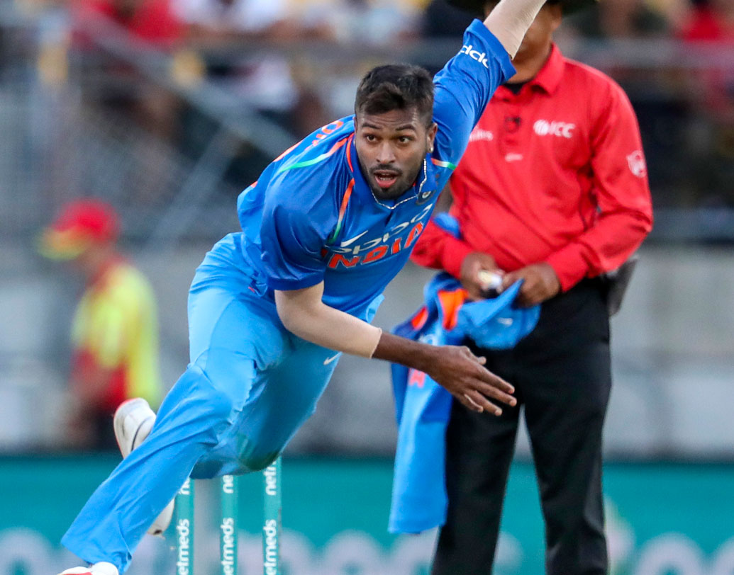 তবে আজকের দিনটা বোধ হয় হার্দিক পাণ্ড্যর। ব্যাটের পর বল হাতেও চমক দেখালেন তিনি। মোক্ষম সময় ফর্মে থাকা রস টেলরকে ফিরিয়ে সেরা ধাক্কাটা তিনিই দেন। যদিও এ ক্ষেত্রে রিভিউ নিলে ফল অন্যও হতে পারত।