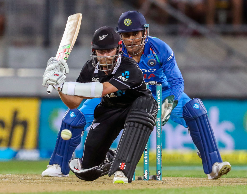 লড়াই চালাচ্ছিলেন কেন উইলিয়ামসন। কিন্তু, কেদার যাদবের বলে যে ভাবে তিনি আউট হলেন তাতে কিউইরা আতঙ্কিত হতেই পারেন।