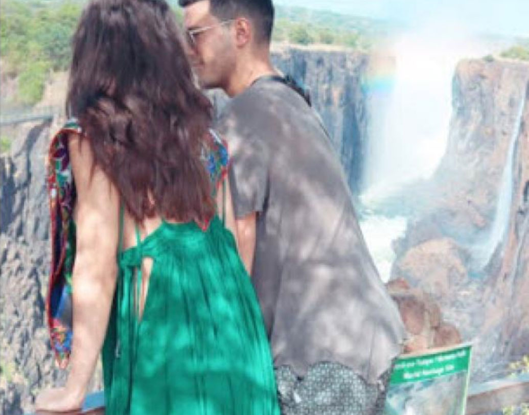 গ্রিসে বিয়ে করার মূল কারণ কী? অ্যামির নাকি সমুদ্রের ধারে বিয়ে করার শখ। প্রেমিকের সঙ্গে এই দ্বীপেই বেড়াতে গিয়েছিলেন। তখনই ঠিক করেন এখানেই গাঁটছড়া বাঁধবেন।