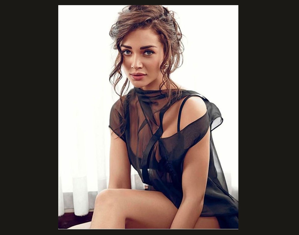 বিয়ের পর লন্ডনেই থাকার কথা এই অভিনেত্রীর। হিন্দি ও দক্ষ‌িণ ভারতীয় ছবি ছাড়াও বিদেশের কয়েকটি ছবিতেও দেখা গিয়েছে এই ব্রিটিশ মডেল অভিনেত্রীকে।