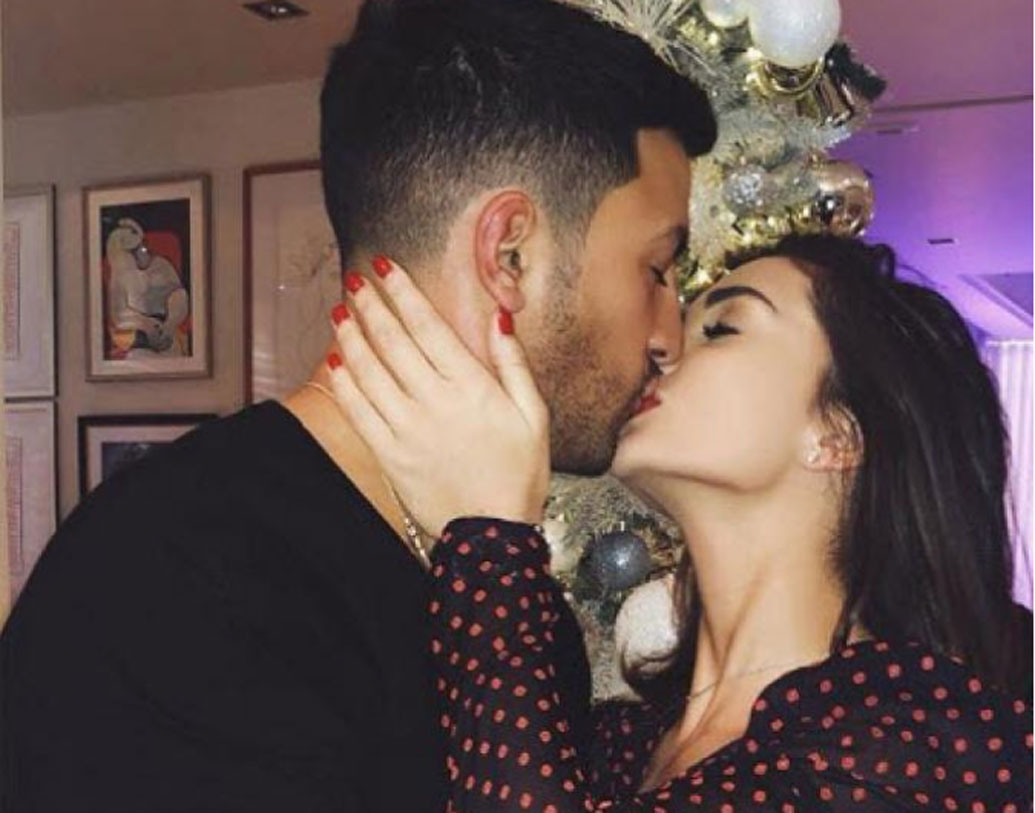 জর্জ ও অ্যামি অবশ্য ডিসেম্বর থেকেই তাঁদের নতুন বাড়িতে থাকতে শুরু করেছেন। বড়দিনের পার্টিও দিয়েছেন। প্রেমিককে চুম্বনের ছবিও পোস্ট করেছিলেন তিনি।