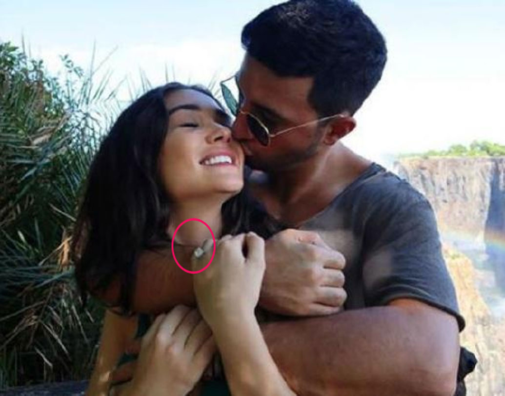 আফ্রিকায় বেড়াতে গিয়ে অ্যামিকে বিয়ের প্রস্তাব দেন জর্জ। অ্যামি উত্তর দেন, ‘শত সহস্র, অসংখ্য বার’। ১ জানুয়ারি অ্যামি এই ছবিটি পোস্ট করে বলেন, নতুন অ্যাডভেঞ্চার শুরু করছি। তখনই অ্যামির বিয়ে নিয়ে জল্পনা শুরু। অ্যামির হাতে একটি নতুন আংটিও দেখা যায় তার পর থেকেই।