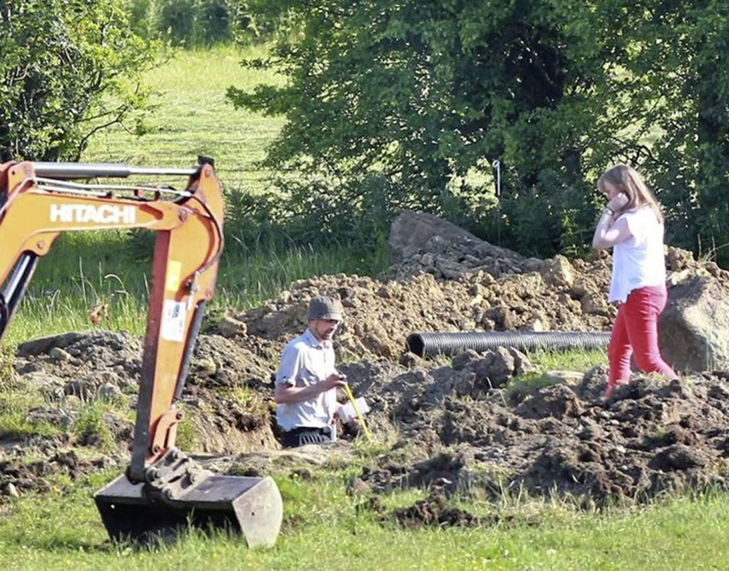 গয়নার ব্যবসায়ী এক বন্ধুকে দেখাতে সেই মহিলা জানান, এটি অনেক পুরনো। এটি সোনার তৈরি। এর পর পুলিশে খবর দেন তাঁরা।