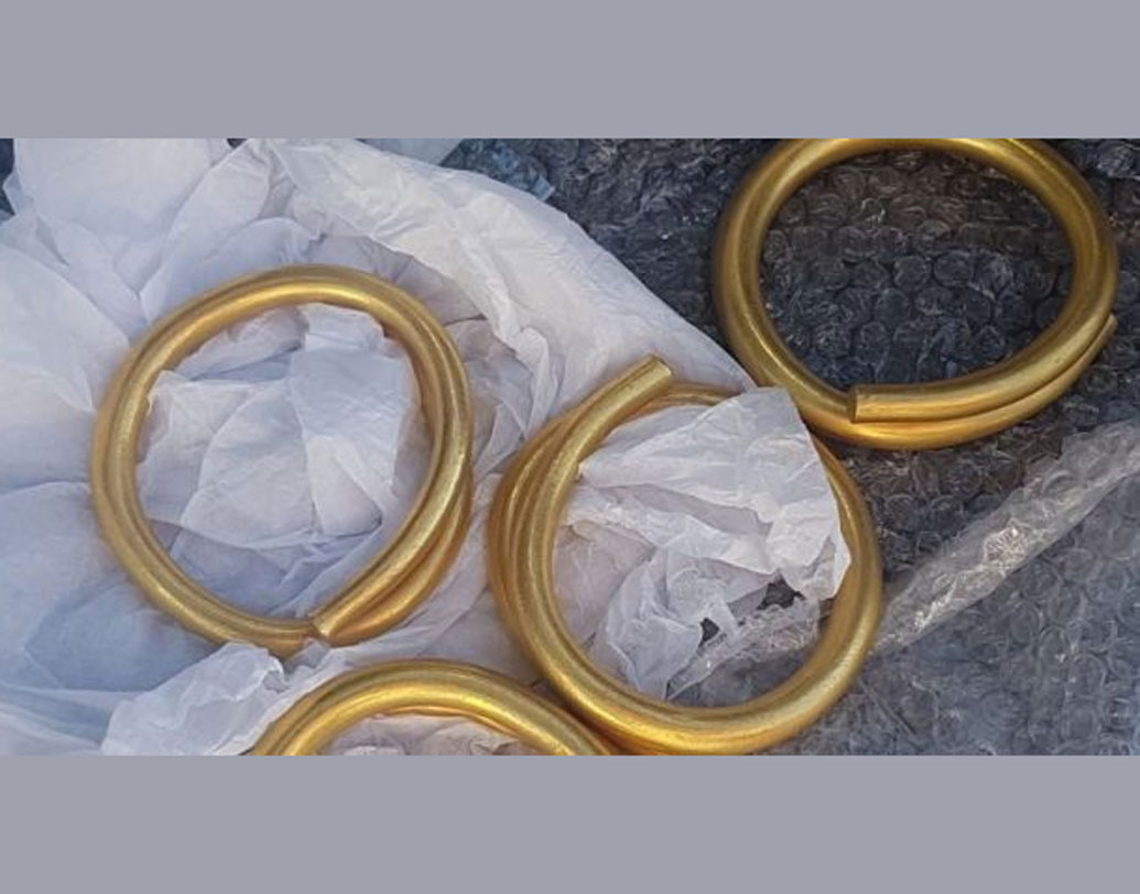 প্রায় ২ ফুট গভীর গর্ত খোঁড়া হয়েছিল নিকাশি ব্যবস্থা ঠিক করার জন্য। একটি পাথরের নীচে ছিল এটি। চারটি ব্রেসলেটের ওজন প্রায় ৪৮ গ্রাম।