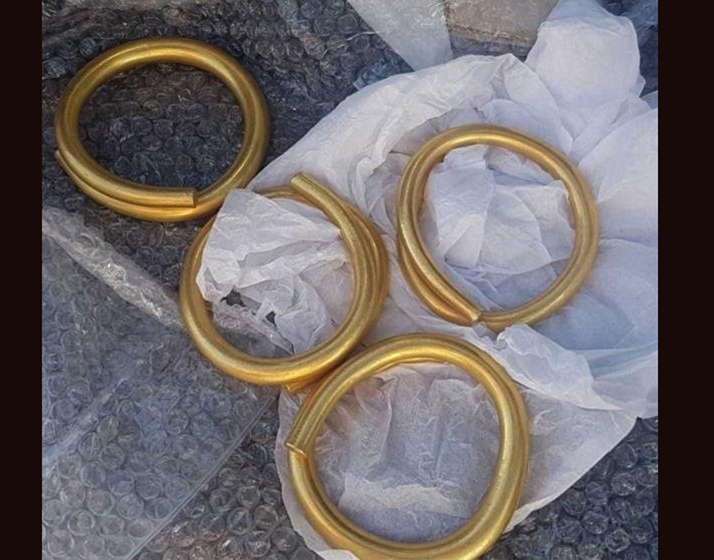 তাঁদের দাবি এটি ব্রোঞ্জ যুগ বা তারও আগের সময়ের একটি প্রাচীন আমলের ব্রেসলেট। অর্থাৎ ১০০০ খ্রিস্টপূর্ব আমলের এই ব্রেসলেটটি, অর্থাৎ প্রায় ৩০১৮ বছরের প্রাচীন এই ব্রেসলেট।