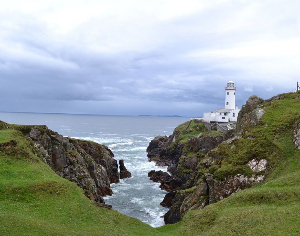 ডোনেগাল কাউন্টি থেকে পাওয়া পাকানো ধাতব রিংয়ের মতো দেখতে ব্রেসলেটটি আঙুলে পরার জন্য বেশ বড়, আবার হাতে পরার জন্য ছোট। এটা কি কোনও অল্পবয়সি যুবরাজ বা যুবরানির হাতের? এমনটাও বলছেন কেউ কেউ।
