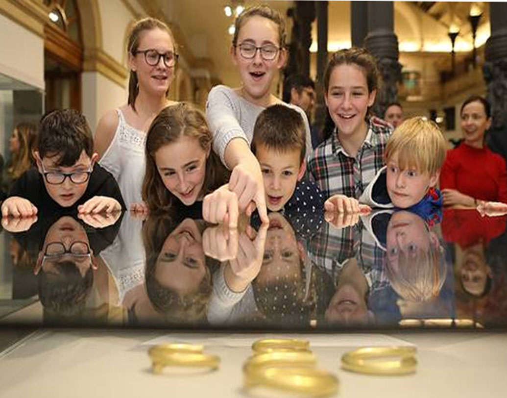 ডোনেগালের সংগ্রহশালায় এই ব্রেসলেট ফিরে আসুক গবেষণার পর, এমনটাই দাবি জানান স্থানীয় কিউরেটর কারোলিন কার।