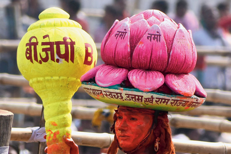 Excited crowd chanted Modi's name continuously during his speech in Durgapur