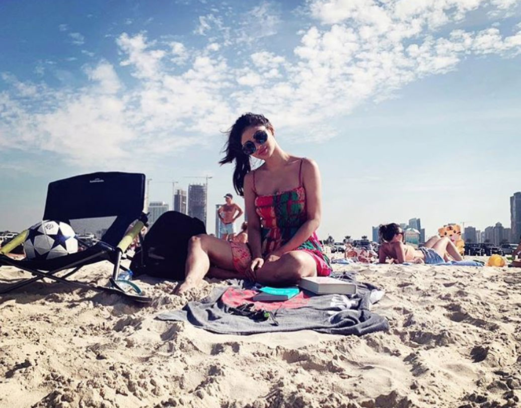 সমুদ্রের ধারে বেড়াতে বরাবরই ভালবাসেন অভিনেত্রী। তাই এ বারও শীতের ছুটিতে উষ্ণতা ছড়ালেন সমুদ্রতটেই। বেড়ানোর বেশ কিছুদিন পর সেই ছবি পোস্ট করে দুবাইকে মিস করার কথা জানিয়েছেন ‘গোল্ড’ অভিনেত্রী।