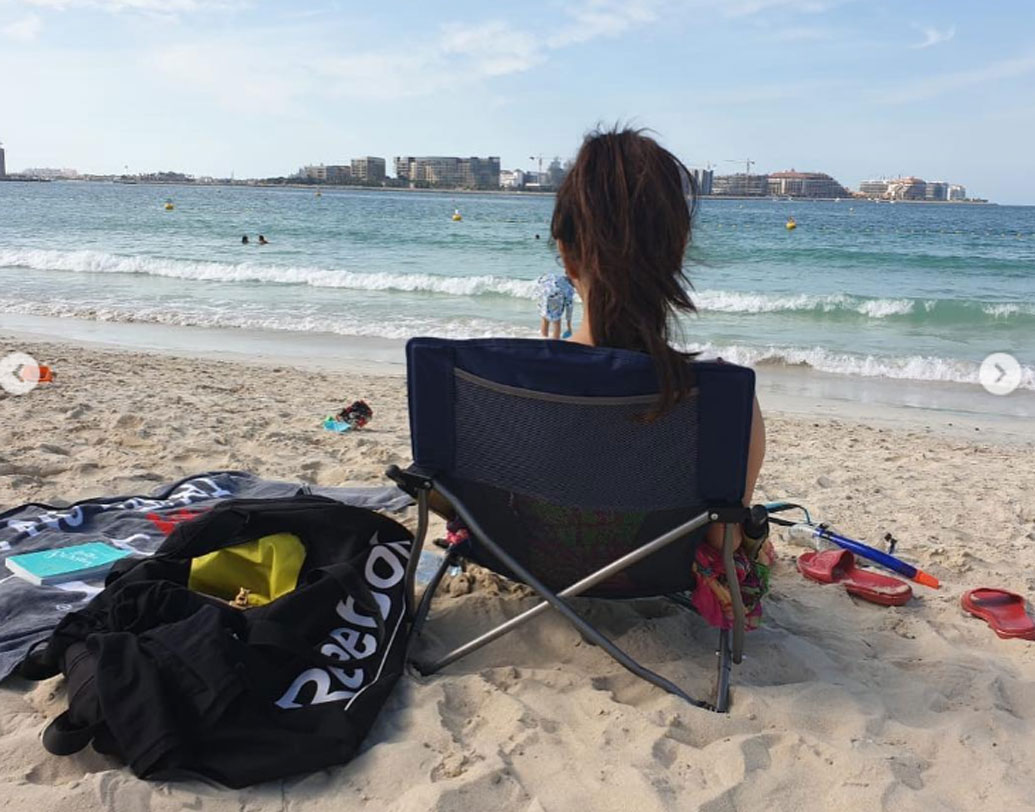 মৌনি লিখেছেন, আরও একটু বেশি করে বাঁচার কথা যেন সবাই শিখতে পারেন। আরও বেশি কাজ করা আর পরিবারের প্রতি যত্ন নেওয়া, বন্ধুদের ভালবাসাটাই আসল।