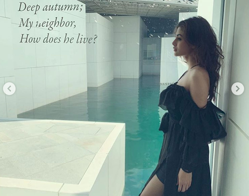 নিজের অন্য এই ছবি বেড়ানোর ছবির সঙ্গেই পোস্ট করেছেন মৌনি। তাতে লেখা রয়েছে আরও বেশি করে আনন্দে বাঁচার কথা, জ্যোৎস্না রাতে মনের খুশিতে নাচার কথা।