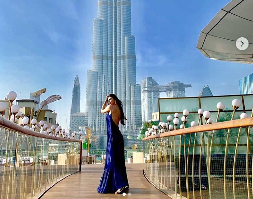 দুবাইয়ে বু্র্জ খলিফার সামনে নীল গাউনে খোলা পিঠের ছবি পোস্ট করেন মৌনি। ‘দেবো কি দেব মহাদেব’-এর পার্বতীর সেই ছবিও হল ভাইরাল।