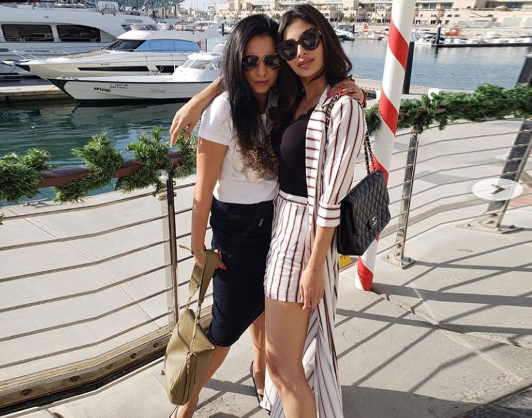 প্রিয় বন্ধুর সঙ্গে বেড়াতে গিয়েছিলেন মৌনি। প্রচুর বেড়িয়েছেন। অ্যাডভেঞ্চার রাইডও চড়েছেন। প্রচুর খাওয়াদাওয়াও করেছেন। ফিরে এসে বন্ধুকে মিস করেছেন খুব।