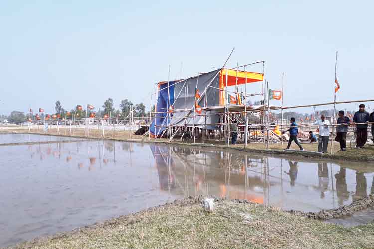 বিতর্কিত: যোগী আদিত্যনাথের সভার আগে শনিবার মঞ্চের পিছনে জমে রয়েছে সেচের জল। রায়গঞ্জে। নিজস্ব চিত্র