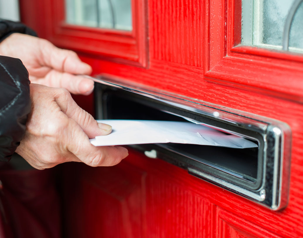 পোস্ট মাস্টার: ডাক বিভাগ যেখানে জনপ্রিয়তা হারাচ্ছে সেখানে পোস্ট মাস্টারের চাকরিতে লোকের সংখ্যা কমবে সন্দেহ নেই। মোবাইল বিপ্লবের যুগে ডাক বিভাগের সঙ্গে সঙ্গে পোস্ট মাস্টারের পেশাও জনপ্রিয়তা হারাচ্ছে বলে দাবি করছে রিপোর্ট।