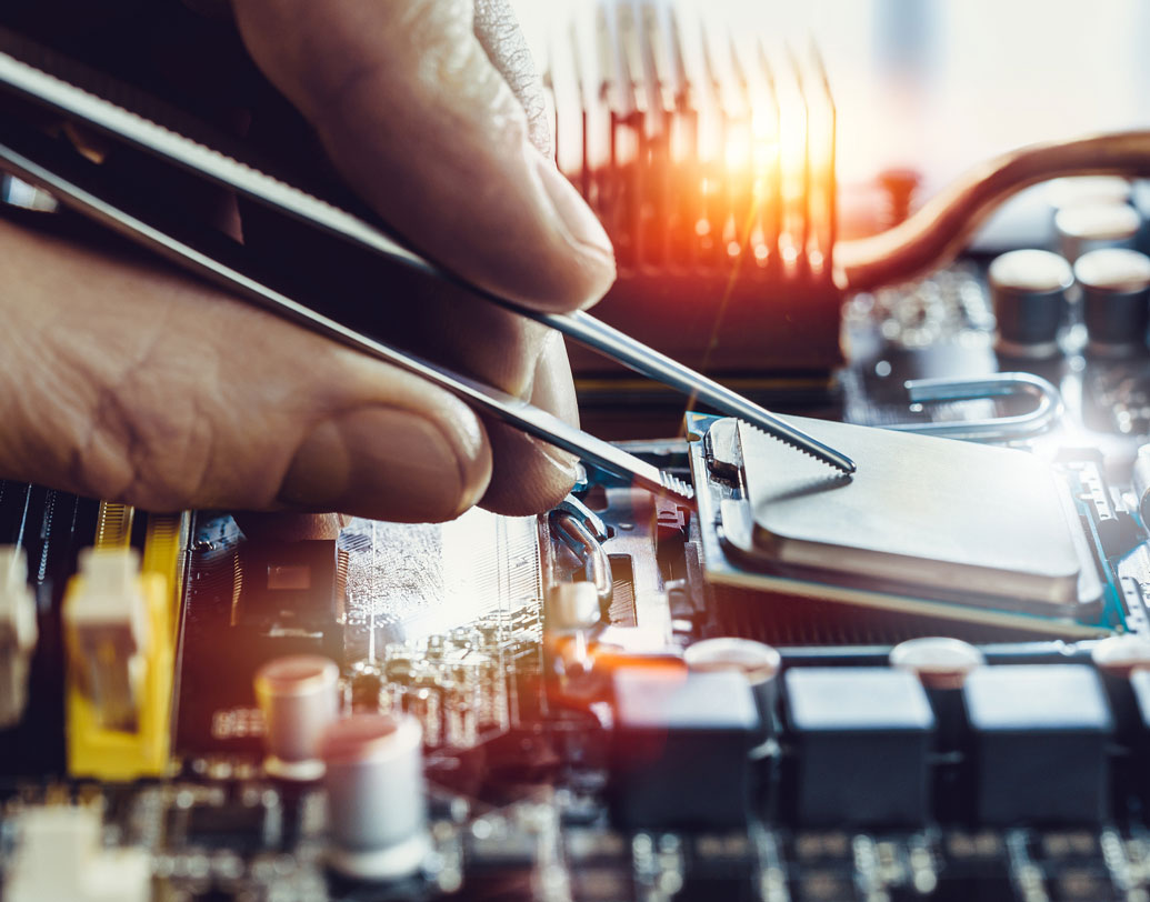 ইলেট্রিক্যাল যন্ত্রাংশ সংযুক্তিকরণ পেশা: এখন যন্ত্রের উপর নির্ভর করেই সংযুক্তিকরণের কাজটা সহজে করা যায়। কিন্তু, বছর কয়েক আগেও একাধিক কর্মী নিযোগ করা হত এ কাজে।