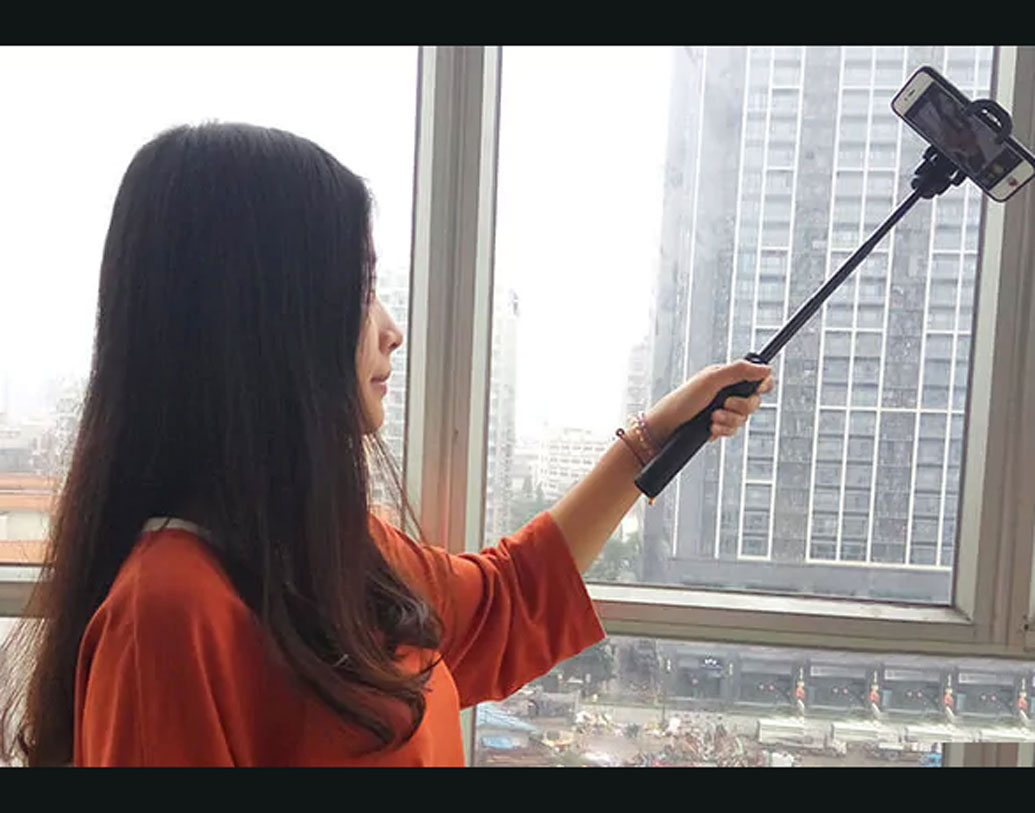 সেলফি স্টিকে ৩.৫৫ এমএম অডিও জ্যাক রয়েছে। রয়েছে ফিজিক্যাল শাটার বাটনও। রেডমি এমআই, যে কোনও অ্যান্ড্রয়েড ফোনে, অ্যান্ড্রয়েডের ৪.২.২ ভার্সনেও এটি সংযোগ করা যায়। ভারতের বাজারে এটির দাম ৬৯৯ টাকা।