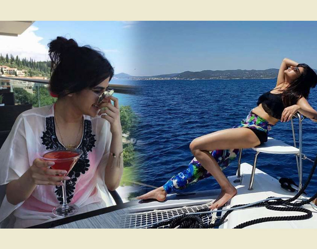 এই স্টার কিড এখন বলিউডের নয়া সেনসেশন। প্রায়ই সোশ্যাল মিডিয়ায় বিভিন্ন ছবি পোস্ট করে নেটিজেনদের প্রশংসা পান।