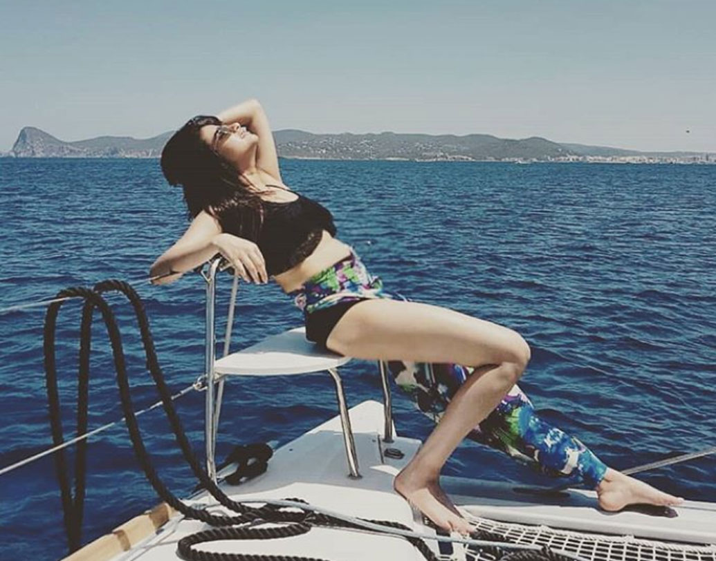 অবন্তিকার বাবা একজন ব্যবসায়ী। দাসানি পরিবার সিন্ধিদের মধ্যে অভিজাত পরিবার হিসাবে খ্যাত।