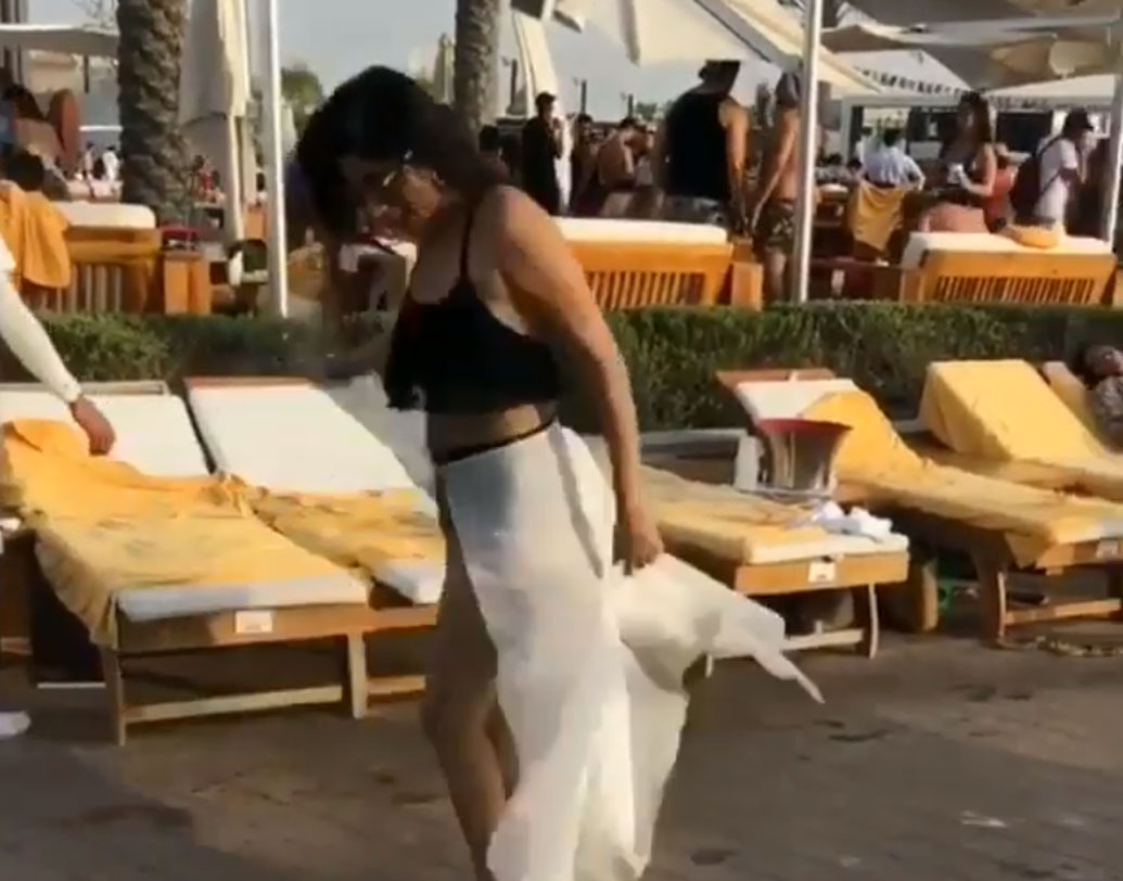 বিতর্ক কিন্তু অবন্তিকার পিছু ছাড়ে না। একটি ভিডিয়ো পোস্ট করেও ট্রোলড হয়েছিলেন তিনি। ভিডিয়োতে অবন্তিকার পোশাক নিয়ে আপত্তিকর মন্তব্য করা হয়েছিল।