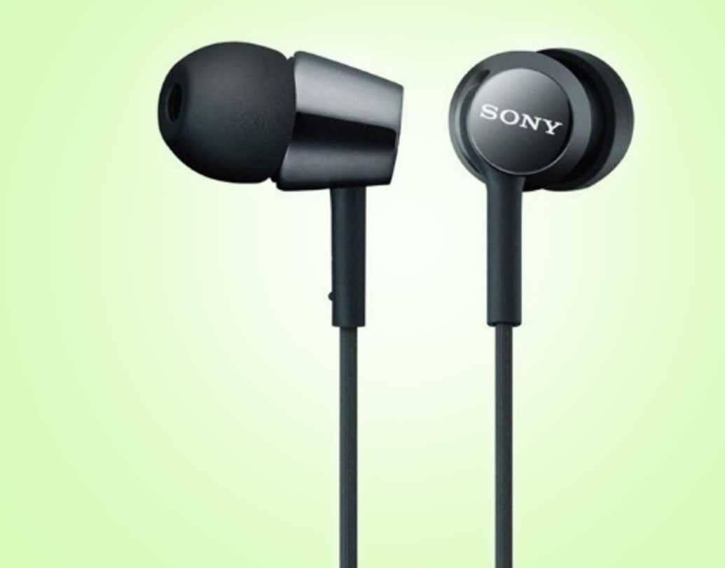 সোনি এমডিআর-ইএক্স১৫০: সোনির এই ইয়ারফোনটি স্বল্প মূল্যের। ৮০০-এ কম দামে এটি মিলবে। মধ্যবিত্তের কথা ভেবেই এই এয়ার ফোন বাজারে এনেছে সোনি।