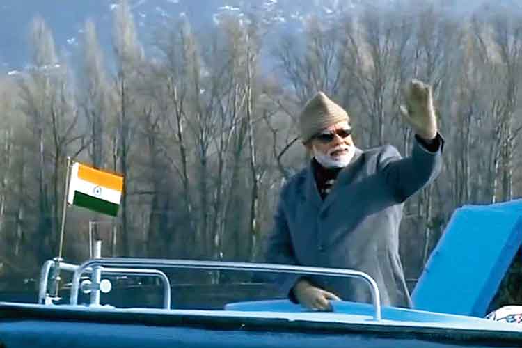 Who is Narendra Modi waving at? Twitter asks regarding Modi's Kashmir visit