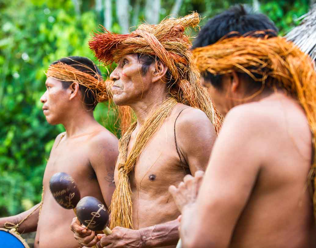 ১৯৭০-’৮০ সালে কৃষক ও জমিআগ্রাসীদের ক্রমাগত আক্রমণের শিকার হন ব্রাজিলের আদিবাসীরা। বহু আদিবাসীর এতে মৃত্যুও হয়। হাতে গোনা জীবিত কয়েক জনের সঙ্গে ১৯৯৫ সালে এক দল কৃষকের হামলায় মৃত্যু হয় প্রায় সকলের। ধরে নেওয়া হচ্ছে এই জীবিত মানুষটিই ওই আদিবাসী সম্প্রদায়ের শেষ প্রতিনিধি।