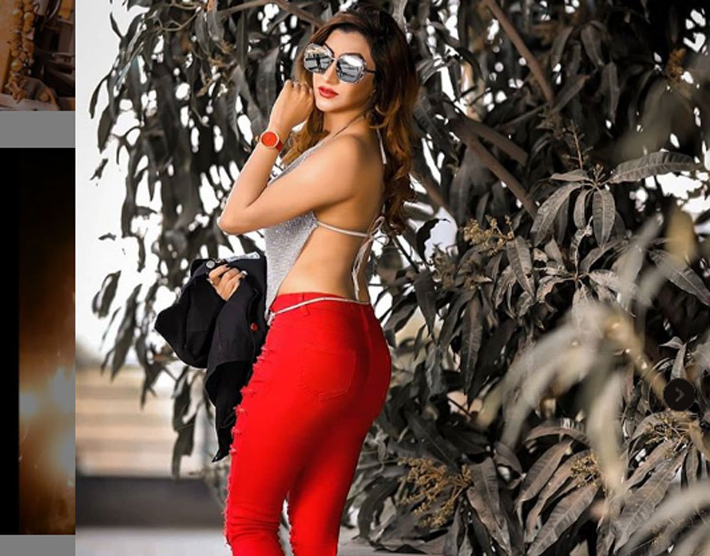 রূপ থেকে ফ্যাশন সব কিছু দিয়েই ইনস্টাগ্রামের মন জয় করে নিচ্ছেন এই তরুণী। ইনস্টাগ্রাম মাতানো এই তরুণীকে চেনেন?