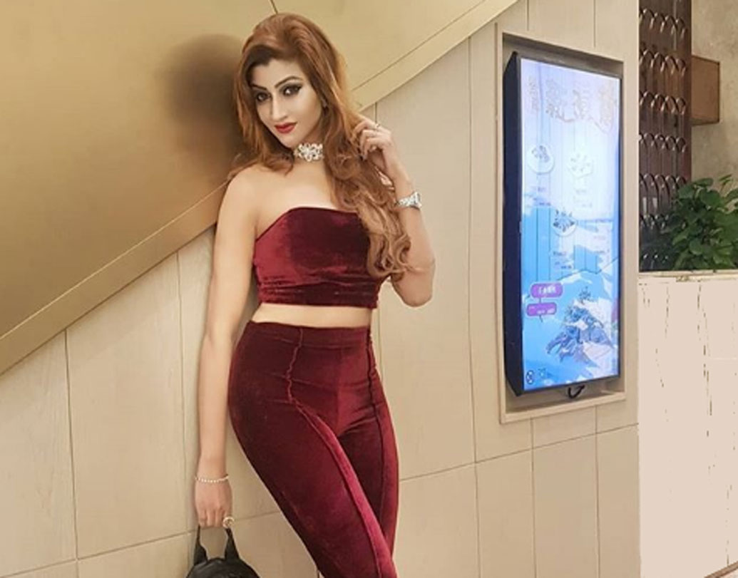 নাম রোশনী চোপড়া। পেশায় একজন মডেল। তাঁর আরও একটা বড় পরিচয় রয়েছে। তিনি একজন সেলিব্রিটি ফ্যাশন ব্লগারও।