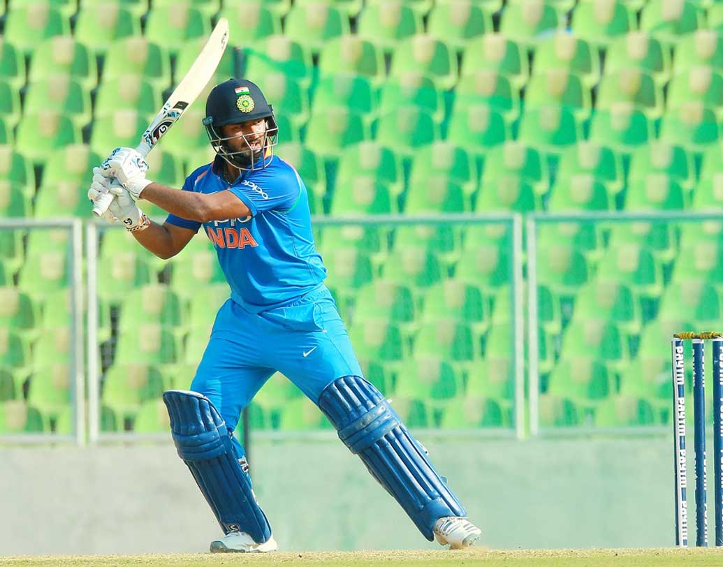 ঋষভ পন্থের ক্ষেত্রেও একই কথা প্রযোজ্য। একাই ম্যাচের মোড় ঘুরিয়ে দেওয়ার ক্ষমতা তিনি ধরেন । পারেন আগ্রাসী মেজাজে ম্যাচ ছিনিয়ে আনতে। কিন্তু ধারাবাহিকতার অভাব কাঁটা হয়ে বিঁধছে তাঁকে।