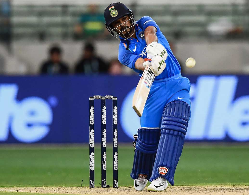 কেদার যাদবকে খেলানো হয়নি ওয়েলিংটনে। কিন্তু দীনেশ কার্তিকের পরিবর্তে শুক্রবার খেলানো হতেই পারে তাঁকে। কার্তিক শুধু ব্যাটেই নয়, ফিল্ডিংয়েও হতাশ করেছেন প্রথম টি-টোয়েন্টিতে। আর কেদারকে খেলালে বাড়তি পাওনা তাঁর বোলিং।