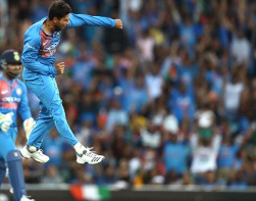 ক্রুনাল পান্ড্য ওয়েলিংটনে নজর কাড়তে পারেননি। তাঁর জায়গায় দলে আসতেই পারেন চায়নাম্যান কুলদীপ যাদব। বিপক্ষ ইনিংসে ভাঙন ধরানোর ক্ষমতা রয়েছে কুলদীপের। প্রথম ম্যাচে না খেলায় সাফল্যের জন্য ক্ষুধার্তও রয়েছেন তিনি।