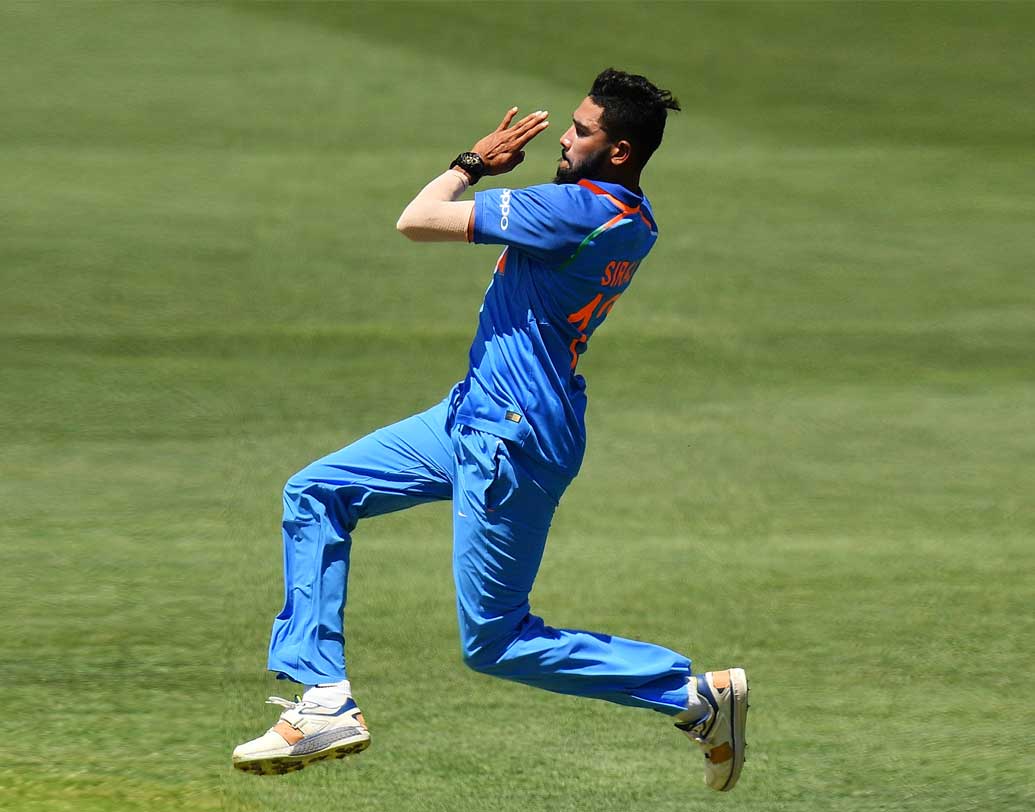 বাঁ-হাতি পেসার খলিল আহমেদ ওয়েলিংটনে চার ওভারে দিয়েছিলেন ৪৮। দাগ কাটতে পারেননি একেবারেই। এই অবস্থায় সুযোগ পেতেই পারেন ডানহাতি পেসার মহম্মদ সিরাজ।