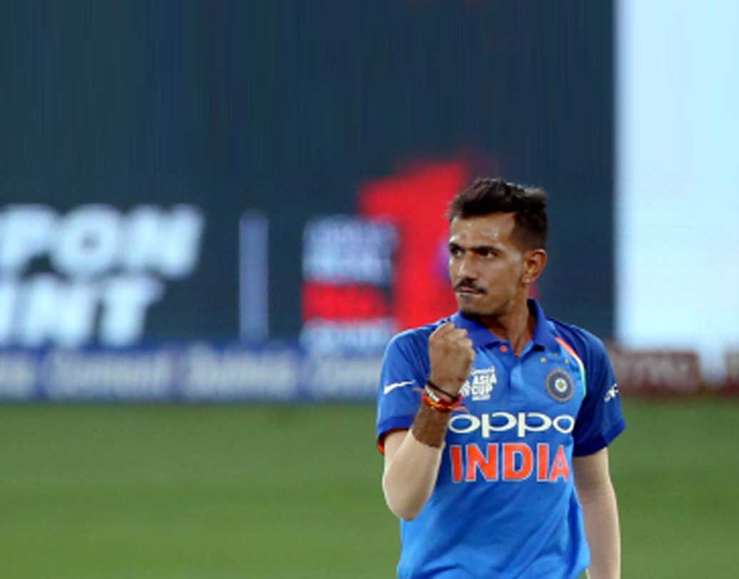 লেগস্পিনার যুজবেন্দ্র চহাল ভারতীয় বোলিংয়ের অন্যতম অস্ত্র। উইকেট নেওয়ার ক্ষমতা রয়েছে তাঁর। ওভারের ক্রিকেটে নিজের প্রয়োজনীয়তা প্রতি ম্যাচেই বোঝাচ্ছেন তিনি।