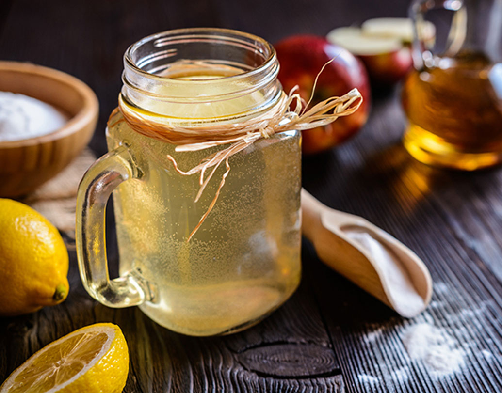 অ্যাপল সিডার ভিনিগার: ভিনিগারে ভেজানো তুলো আঁচিলের উপর রেখে দিন সারা রাত। পাঁচ দিন করুন। অ্যাপল সিডার ভিনিগারে প্রচুর অ্যাসিড রয়েছে। এই অ্যাসিড প্রাকৃতিক ভাবে জড়ুল পুড়িয়ে দেয়। ফলে জড়ুলের বৃদ্ধি রদ হয়।