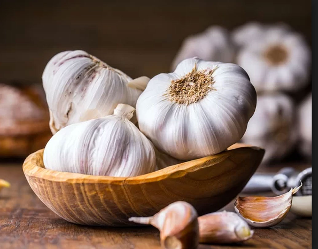 রসুন: ত্বকের যত্নে রসুন খুবই উপকারি। অ্যালিসিন রয়েছে রসুনে। অ্যালিসিন অ্যান্টি-মাইক্রোবিয়াল। রসুন থেঁতো করে ওই জায়গায় লাগালে উপকার হবে।