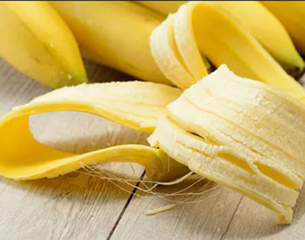 কলার খোসা: কলা খেতে ভালবাসেন? খোসাটা ফেলবেন না। খোসার উৎসেচক ত্বককে রক্ষা করে। রোজ কলার খোসা জড়ুলের উপর ঘষলে ফল পাবেন।