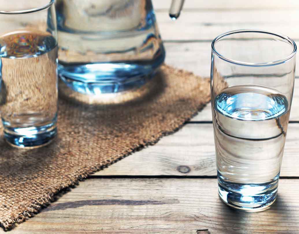 পুষ্টিবিদ ও ডায়েট বিশেষজ্ঞ সুমেধা সিংহের মতে, আমাদের শরীরকে আমরা কী ভাবে দেখভাল করছি, সেই ধারণা শরীরেরও আছে। জল যে কেবল টক্সিন দূর করে তা-ই নয়, শরীরের অন্য কার্যকারিতা বজায় রাখতেও জল জরুরি। এ দিকে শরীর ও উচ্চতা অনুযায়ী জলের পরিমাপ আছে সকলেরই।