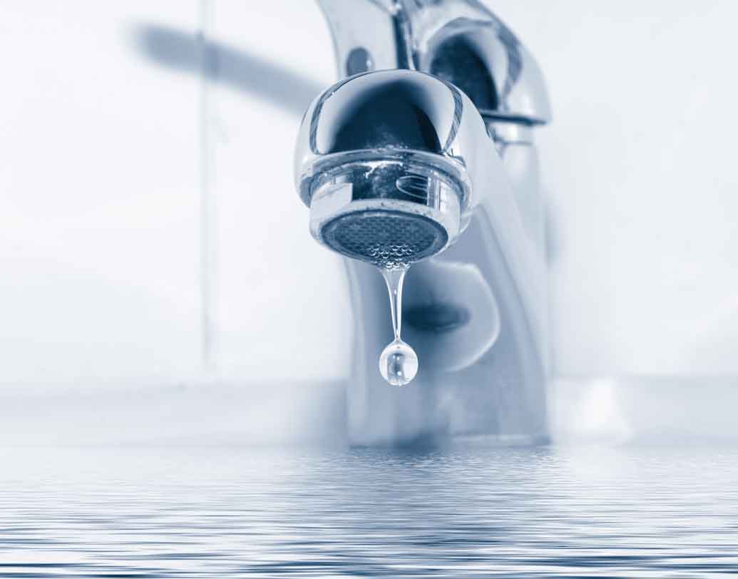 প্রয়োজনের তুলনায় জল কম খাওয়ার অভ্যাস দিনের পর দিন থাকলে শরীর তাতেই অভ্যস্ত হতে থাকে। ও ধরেই নেয় টাইম কলের মতোই একটু একটু করে কখনওসখনও জলের জোগান সে পাবে। এ দিকে শারীরবৃত্তীয় নানা কাজ করতে গেলে জল অত্যন্ত প্রয়োজনীয়। শরীর তখন ফন্দি খোঁজে সেই কাজ সমাপন করার। কী সেই কৌশল জানেন?