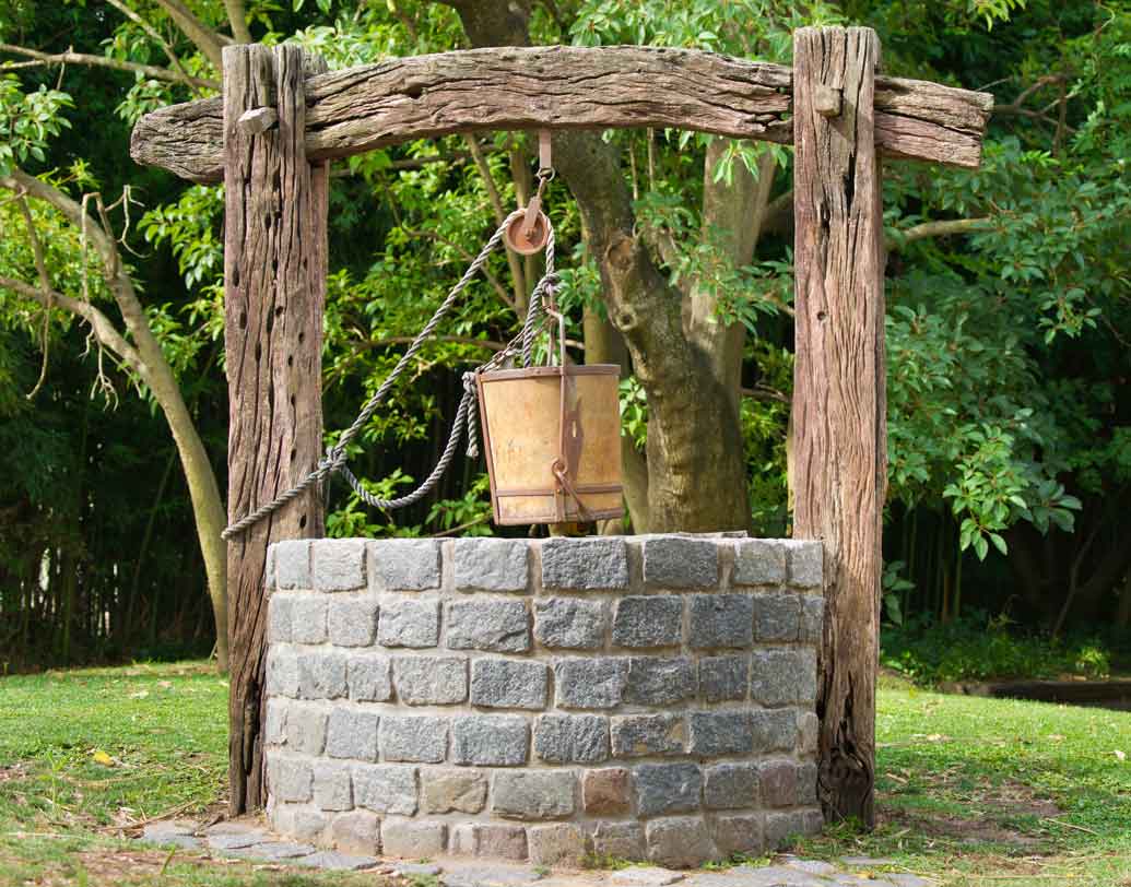 ঠিক যেটুকু জল শরীরকে দিচ্ছেন, তার মধ্যেই কিছুটা জল শরীর যাবতীয় কাজে ব্যবহার করে। যেই শরীর বোঝে জলের জোগান বেশি পাবে না, তখন থেকেই সে জল জমিয়ে রাখার প্রবণতায় অভ্যস্ত হয়ে পড়ে। ঠিক আপনিও যেমন জলের জোগান কম এলে কুয়ো বা বালতিতে জল ধরে রাখবেন, ঠিক তেমন আমাদের শরীরেরও স্বভাব।