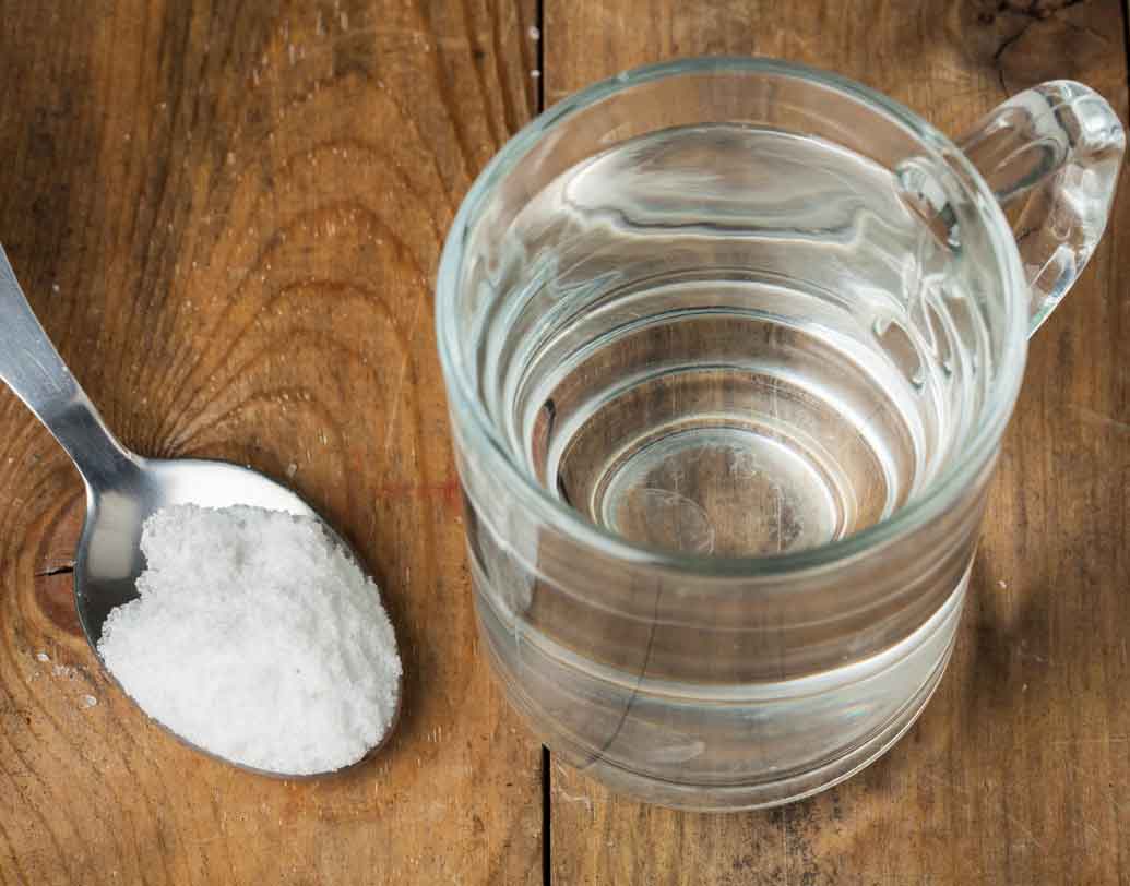 এ দিকে জল যেহেতু একা শরীরে জমতে পারে না, তাই নুনকে এগিয়ে দেয় শরীর। নুনকে সঙ্গী করে জল জমেথাকে শরীরে। এর প্রভাবে শরীর ফুলে যায়। শরীরের আনাচেকানাচে জমে থাকা এই সব জল অন্যান্য অসুখ যেমন ডেকে আনে, তেমনই বাড়িয়ে দেয় শরীরের ওজন।