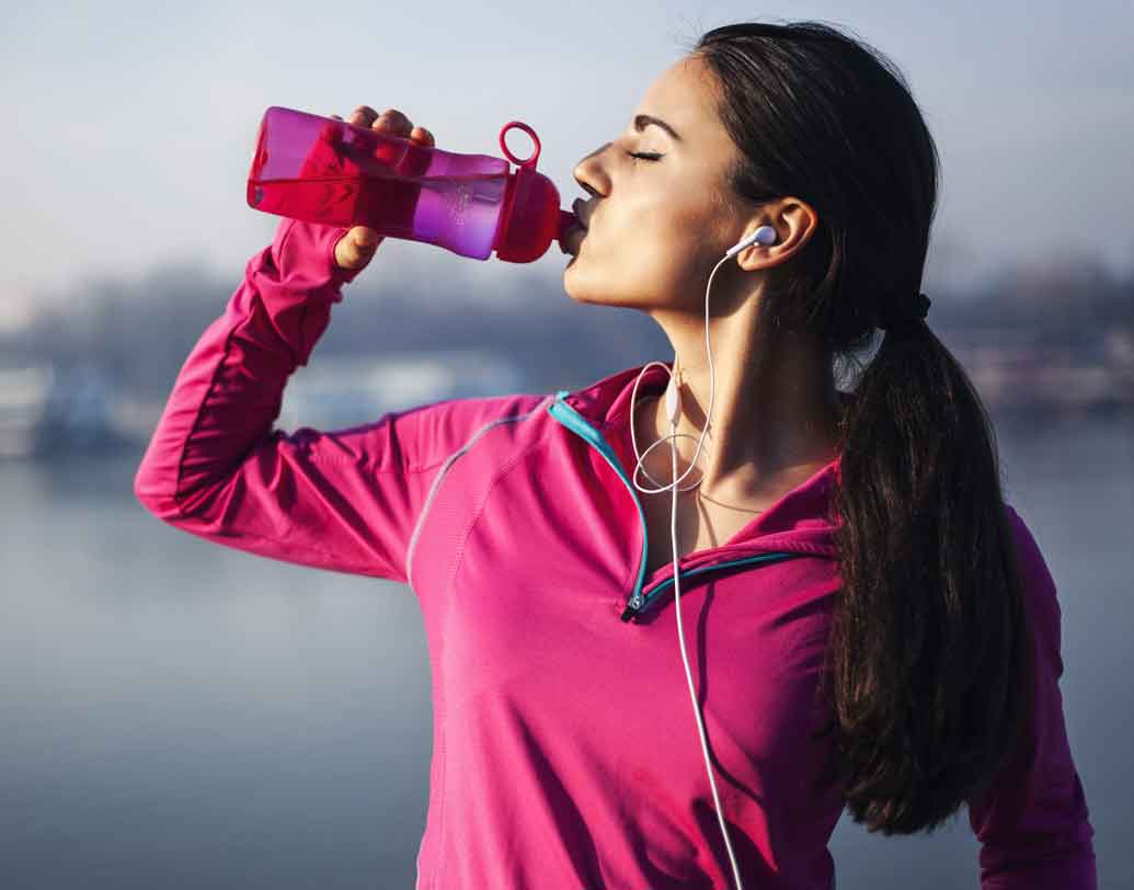 কিন্তু যদি শরীরের প্রয়োজন ও ওজন অনুযায়ী জল খান আপনি, তা হলে কিন্তু এই নিয়ম আর খাটে না। তখন শরীরও বোঝে যখনই প্রয়োজন পড়বে তখনই জল পাব। তাই সেও আর জল জমিয়ে রাখতে চায় না। বরং প্রয়োজনীয় কাজ সারার পর জলকে টক্সিন নিয়ে শরীরের বাইরে বার করে দিতে উদ্যত হয়।