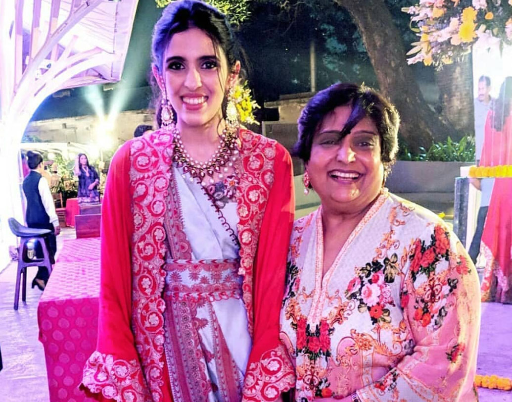 ট্রিডেন্ট হোটেল থেকে বিকেল সাড়ে ৩টে নাগাদ রওনা দেবেন বরপক্ষ অর্থাৎ অম্বানীরা। সন্ধে সাড়ে ৭টা নাগাদ শুরু হবে বিয়ের অনুষ্ঠান।