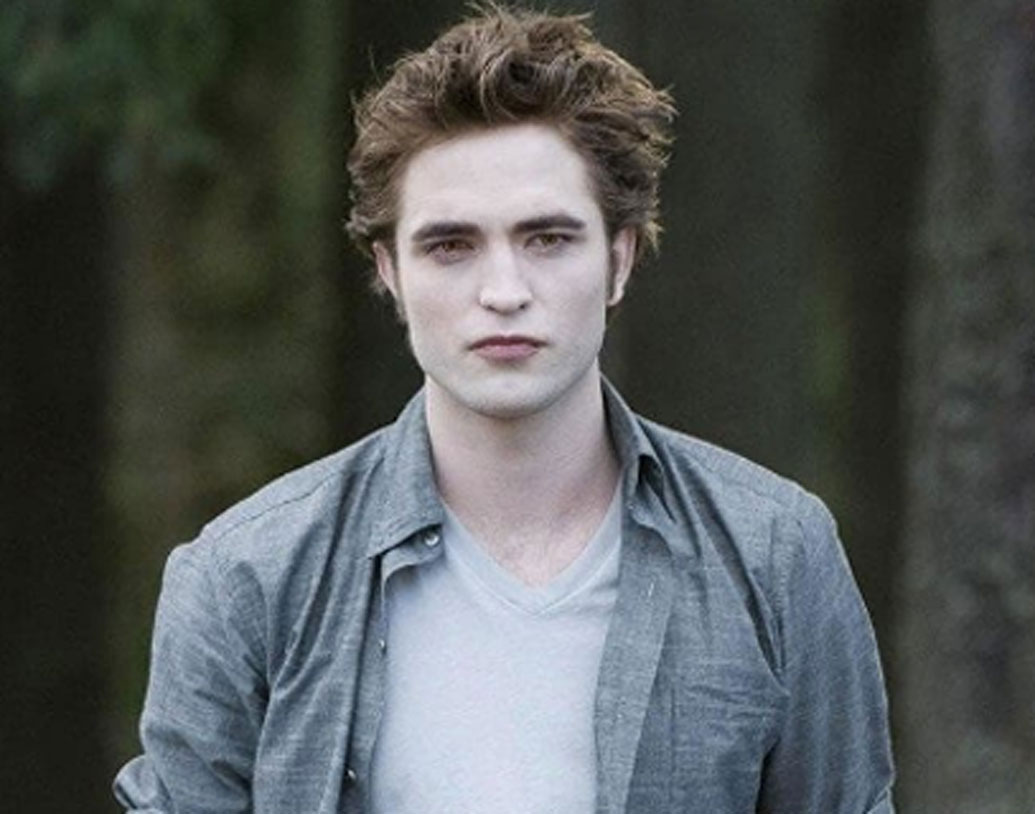 রবার্ট প্যাটিনসন। আমাদের কাছে অধিক পরিচিত এডওয়ার্ড হিসাবে। ‘টুইলাইট’-এ তিনি এই চরিত্রেই অভিনয় করেছিলেন। শুধু ভারত কেন বিশ্বব্যাপী বিশাল ভক্ত রয়েছে তাঁর। কিন্তু কোন বলিউড অভিনেতার ভক্ত রবার্ট?