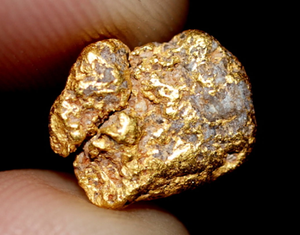 প্রচুর সোনার খনি রয়েছে মালিতে। মানসা মুসাই প্রথম এই খনির সন্ধান পান।