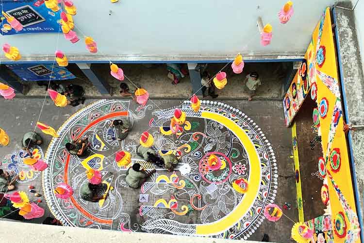  সাজগোজ: চলছে সরস্বতী পুজোর প্রস্তুতি। শুক্রবার, দমদম মতিঝিল গার্লস হাইস্কুলে। নিজস্ব চিত্র 