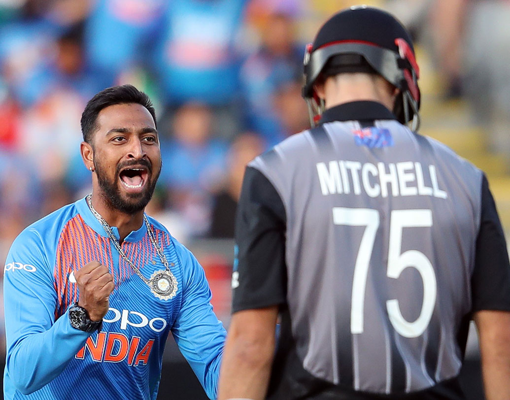 কিউয়িদের বড় রানের ইনিংসের পথে বাধা হয়ে দাঁড়ান বাঁ হাতি স্পিনার ক্রুণাল পাণ্ড্য। ভুবনেশ্বর কুমারের মতো শুরুতেই তুলে নেন কলিন মুনরো, কেন উইলিয়ামসন এবং ডারিল মিচেলের মতো ব্যাটসম্যানদের। ৪ ওভারে ২৮ রানে ৩ উইকেট নিয়ে বোলিং শেষ করেন ২৭ বছরের এই অলরাউন্ডার। ক্রুণালের দাপটে ৭.৫ ওভারেই নিউজিল্যান্ড স্কোর হয়ে যায় ৫০-৪।