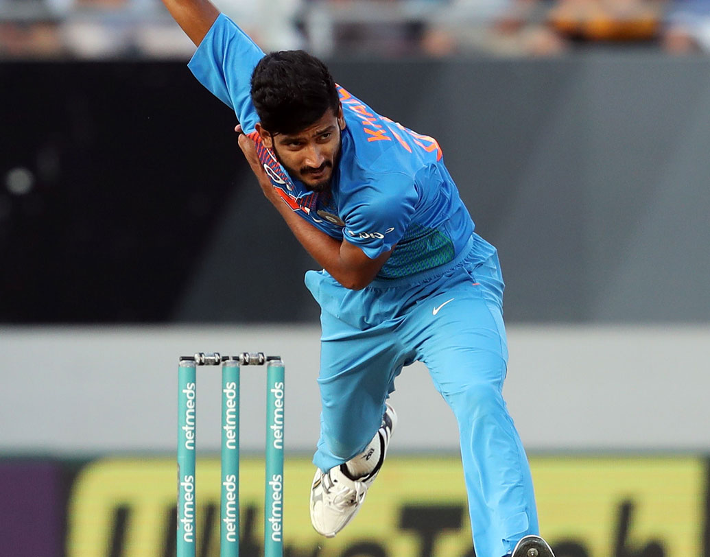 প্রথম ম্যাচে ৪ ওভারে ৪৮ রান খরচ করেছিলেন খলিল আহমেদ। তবে এ ম্যাচে দেখা গেল পুরনো খলিলকে। প্রথম দিকে ভুবি-ক্রণালের পর কিউয়ি ইনিংসের শেষের দিকে ২৭ রান দিয়ে ২ উইকেট তুলে নেন তিনি। ফলে ডেথ ওভারেও মাথা তুলে দাঁড়াতে পারেননি কিউয়িরা।