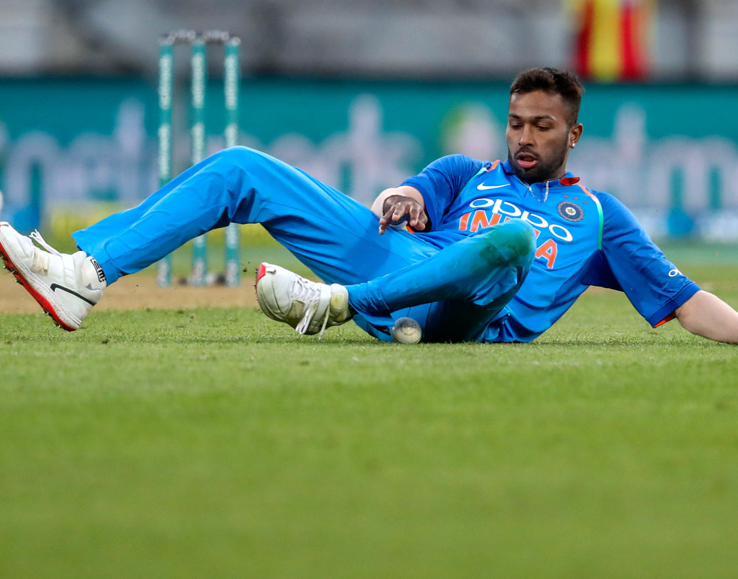 বোলিংয়ের পাশাপাশি ভারতীয়দের দুরন্ত ফিল্ডিংও দেখল অকল্যান্ড। ক্যাচ ধরলেন, বাউন্ডারি লাইনে ঝাঁপিয়ে রান বাঁচালেন, প্রায় সবই ঠিকঠাক করলেন ভারতীয়রা। নিউজিল্যান্ড অধিনায়কও স্বীকার করেন, এত ছোট বাউন্ডারির মাঠে ১৮০-২০০ রান তোলা উচিত ছিল। তবে তা হয়নি।