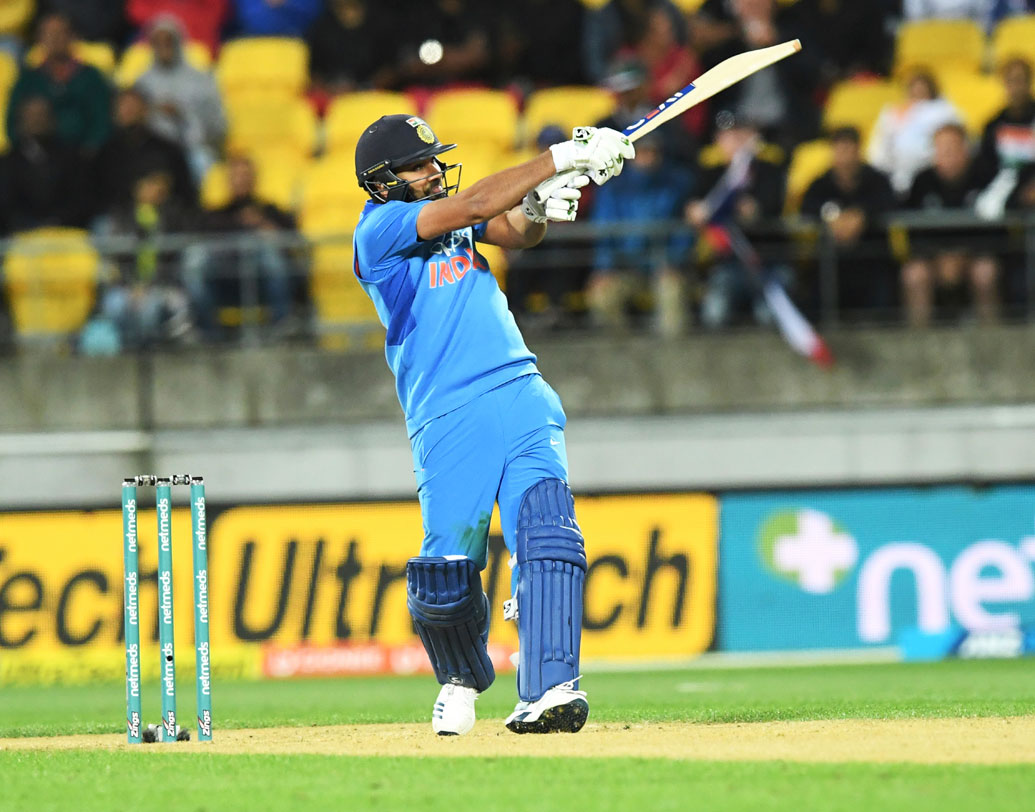 অকল্যান্ডে ফিরে এলেন ‘হিট-ম্যান’। নিউজিল্যান্ডের মার্টিন গাপ্টিলকে (২২৭২) টপকে আন্তর্জাতিক টি-টোয়েন্টিতে সর্বোচ্চ ব্যক্তিগত রান (২২৮৮) করেন রোহিত শর্মা। এ ছাড়া, আন্তর্জাতিক টি-টোয়েন্টি  ম্যাচে তৃতীয় ব্যাটসম্যান হিসাবে একশোর বেশি ছয় মারেন তিনি। রোহিত করেন ২৯ বলে ৫০।